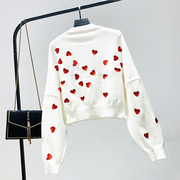 Bluză de damă modernă cu decolteu rotund și aplicație - inimă în alb și roz