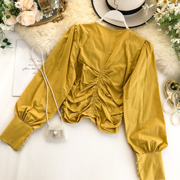 Női ing spitz nyakkivágással, ujjain gombokkal, többféle színben