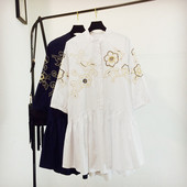 Női alkalmi ruha fekete-fehér hímzéssel