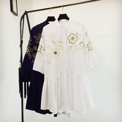 Női alkalmi ruha fekete-fehér hímzéssel