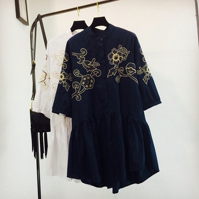 Női alkalmi ruha fekete-fehér hímzéssel