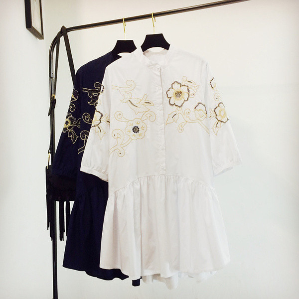 Női alkalmi ruha fekete-fehér hímzéssel