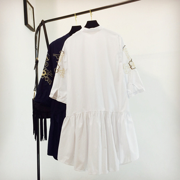 Női alkalmi ruha fekete-fehér hímzéssel