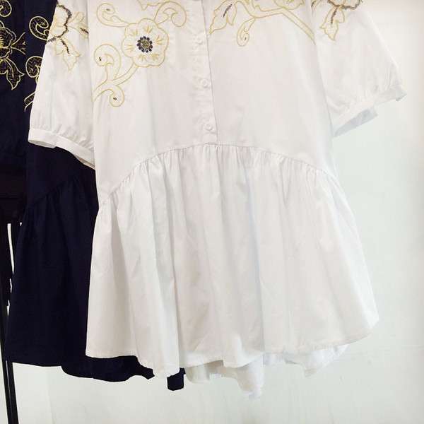 Női alkalmi ruha fekete-fehér hímzéssel