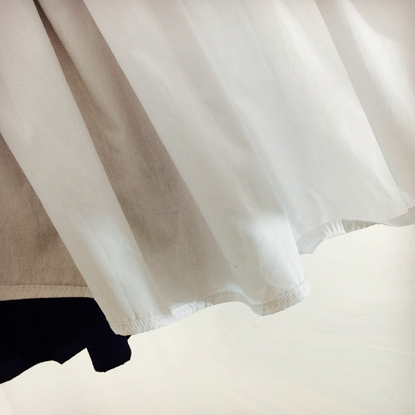 Női alkalmi ruha fekete-fehér hímzéssel