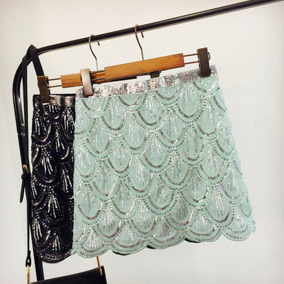 Κομψή κοντή γυναικεία φούστα με ψηλή μέση και πούλιες