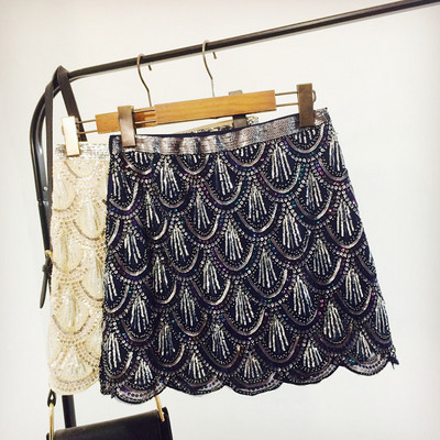 Κομψή κοντή γυναικεία φούστα με ψηλή μέση και πούλιες