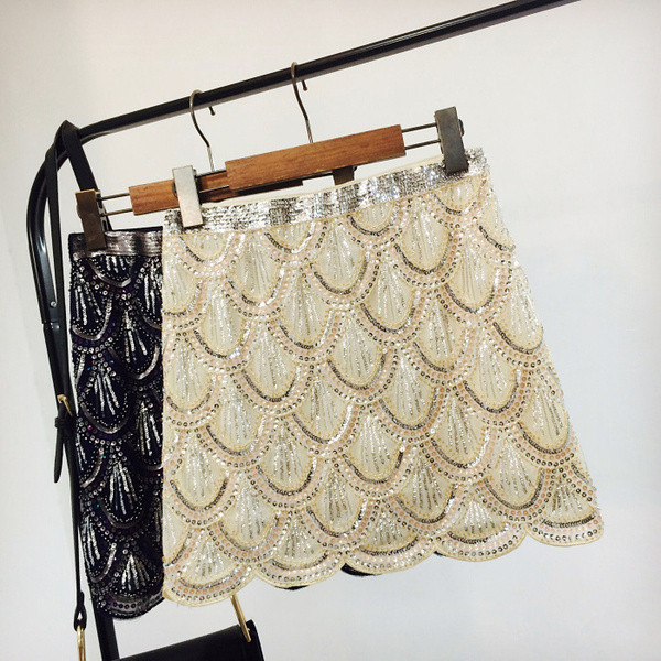 Κομψή κοντή γυναικεία φούστα με ψηλή μέση και πούλιες