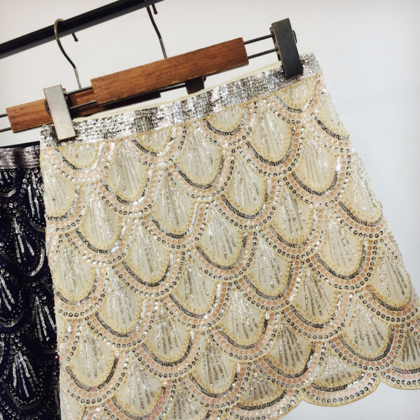 Κομψή κοντή γυναικεία φούστα με ψηλή μέση και πούλιες