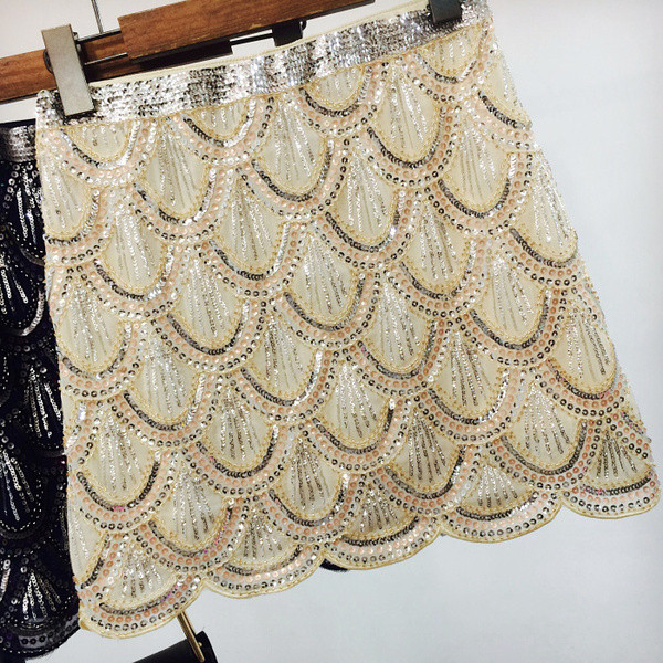 Κομψή κοντή γυναικεία φούστα με ψηλή μέση και πούλιες