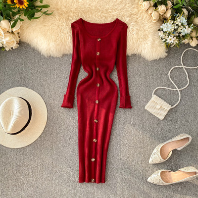 Alkalmi női ruha gombokkal és kerek nyakkivágással