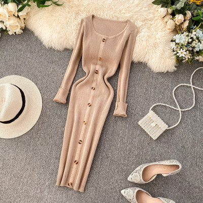 Alkalmi női ruha gombokkal és kerek nyakkivágással