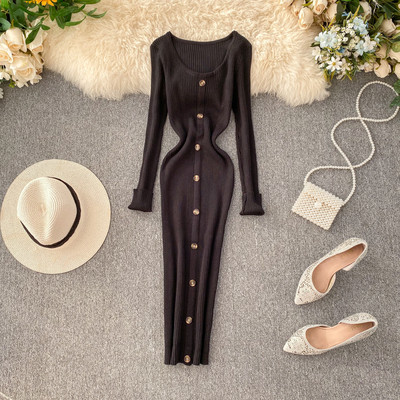 Alkalmi női ruha gombokkal és kerek nyakkivágással