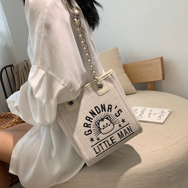 Női táska rátéttel és hosszú füllel