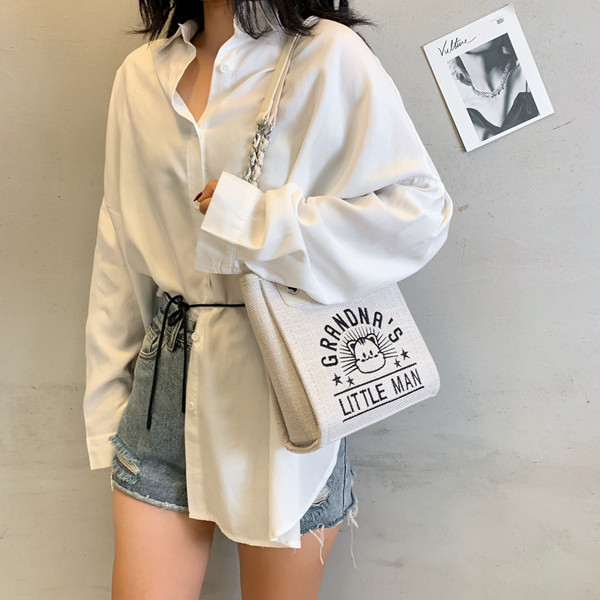 Női táska rátéttel és hosszú füllel