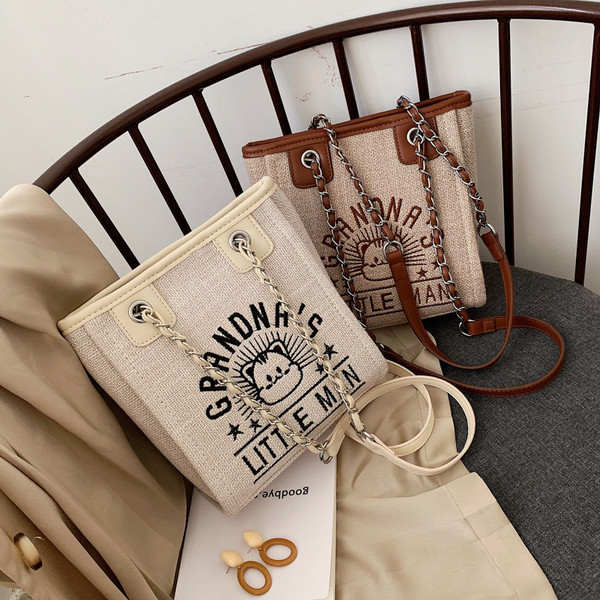 Női táska rátéttel és hosszú füllel