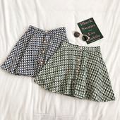 Aktuális női szoknya két színben, gombos kivágású modell