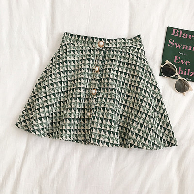 Aktuális női szoknya két színben, gombos kivágású modell