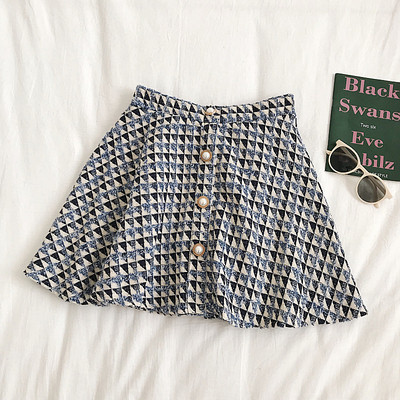 Aktuális női szoknya két színben, gombos kivágású modell