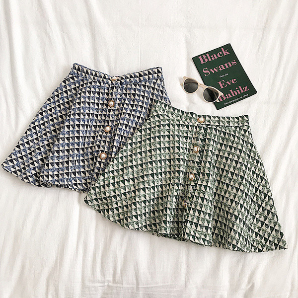 Aktuális női szoknya két színben, gombos kivágású modell