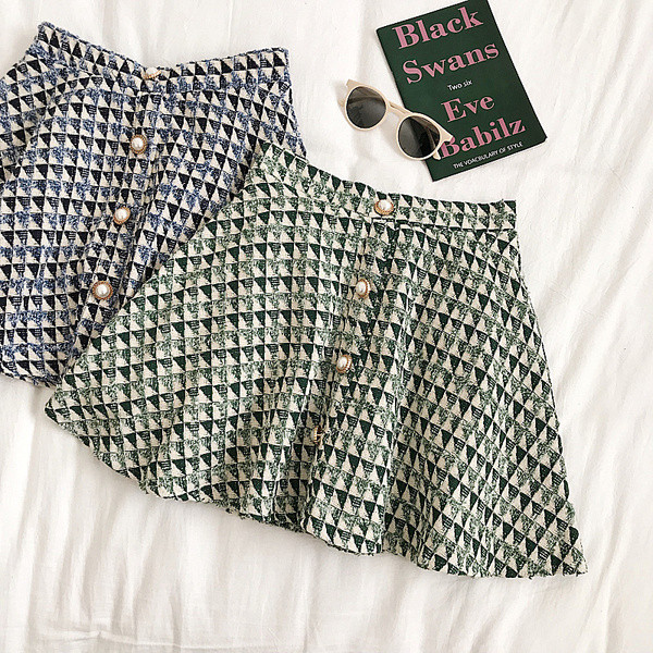 Aktuális női szoknya két színben, gombos kivágású modell