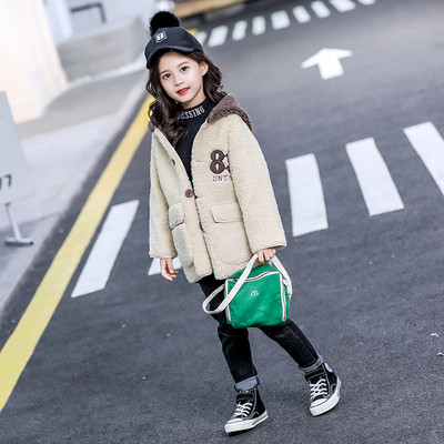 Modern gyerekdzseki kapucnival, hátoldalán hímzéssel lányoknak