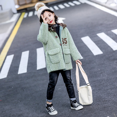 Modern gyerekdzseki kapucnival, hátoldalán hímzéssel lányoknak