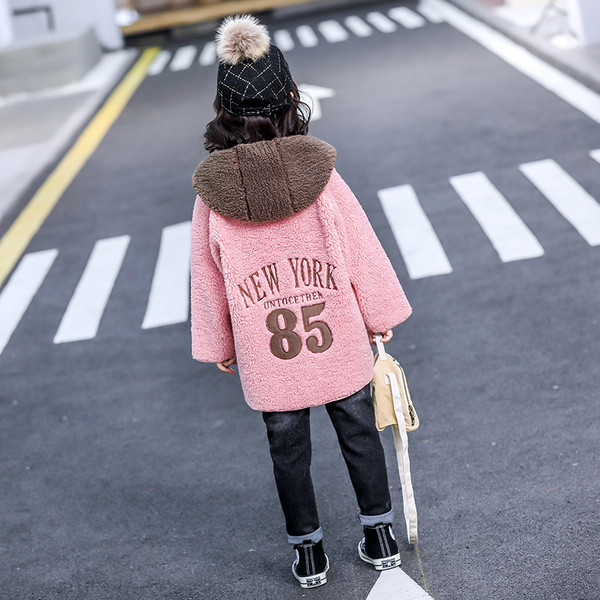 Modern gyerekdzseki kapucnival, hátoldalán hímzéssel lányoknak