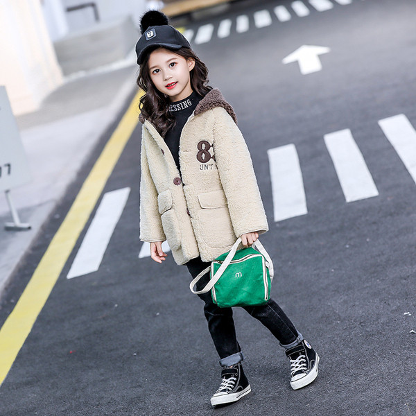 Modern gyerekdzseki kapucnival, hátoldalán hímzéssel lányoknak