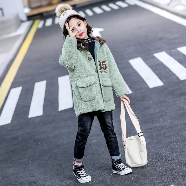 Modern gyerekdzseki kapucnival, hátoldalán hímzéssel lányoknak