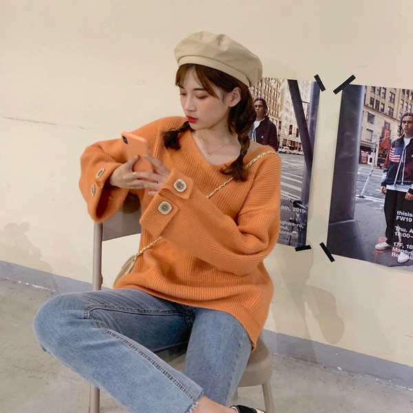 Női modern kötött blúz három színben, ovális nyakkivágással