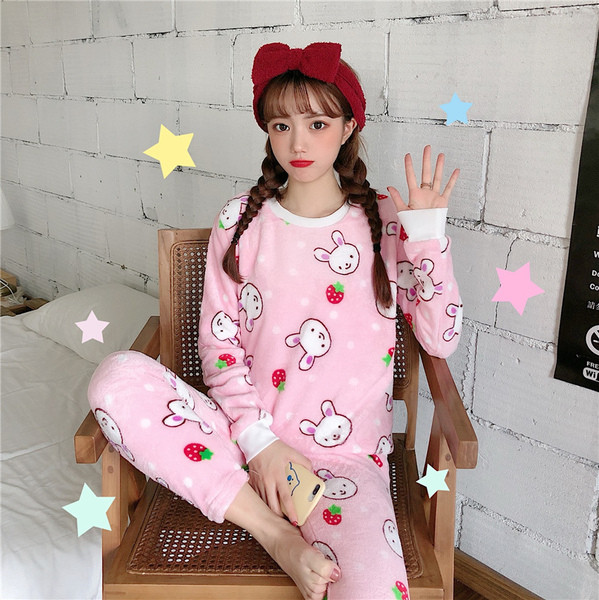 Női modern pizsama három színben, ovális nyakkivágással