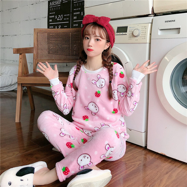 Női modern pizsama három színben, ovális nyakkivágással