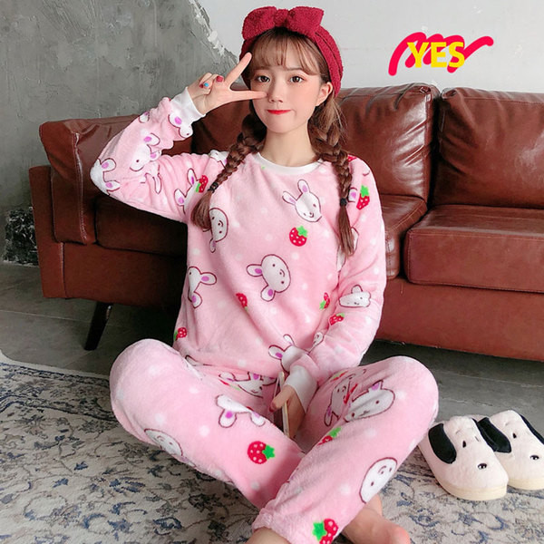 Női modern pizsama három színben, ovális nyakkivágással