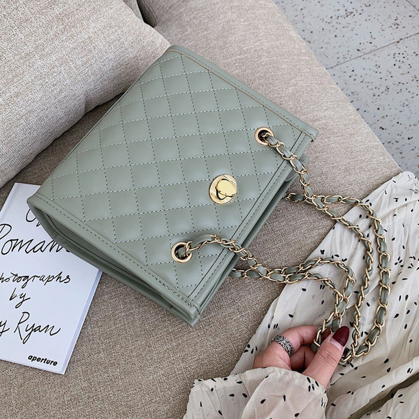 Stílusos női táska hosszú vállfogantyúkkal, sárga, fehér, fekete és zöld színben