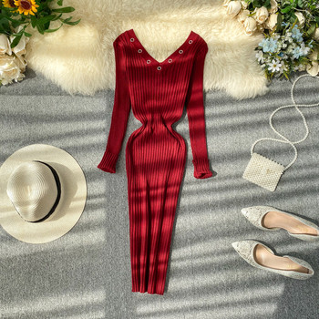 Női alkalmi ruha V-nyakkal és fém elemmel