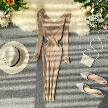 Női alkalmi ruha V-nyakkal és fém elemmel