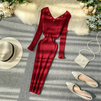 Női alkalmi ruha V-nyakkal és fém elemmel