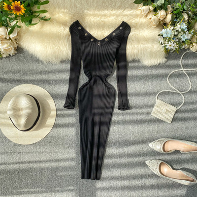 Női alkalmi ruha V-nyakkal és fém elemmel