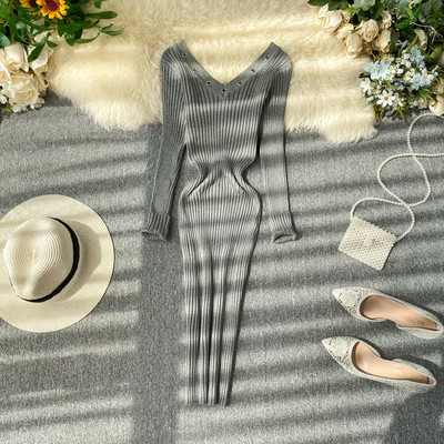 Női alkalmi ruha V-nyakkal és fém elemmel