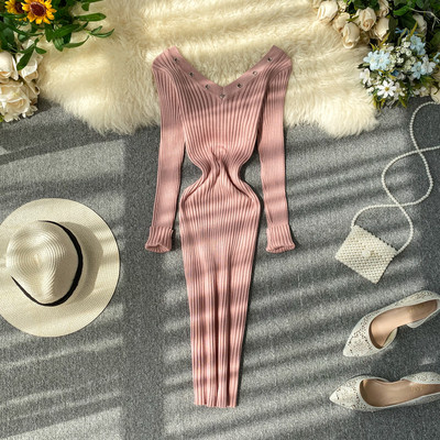 Női alkalmi ruha V-nyakkal és fém elemmel