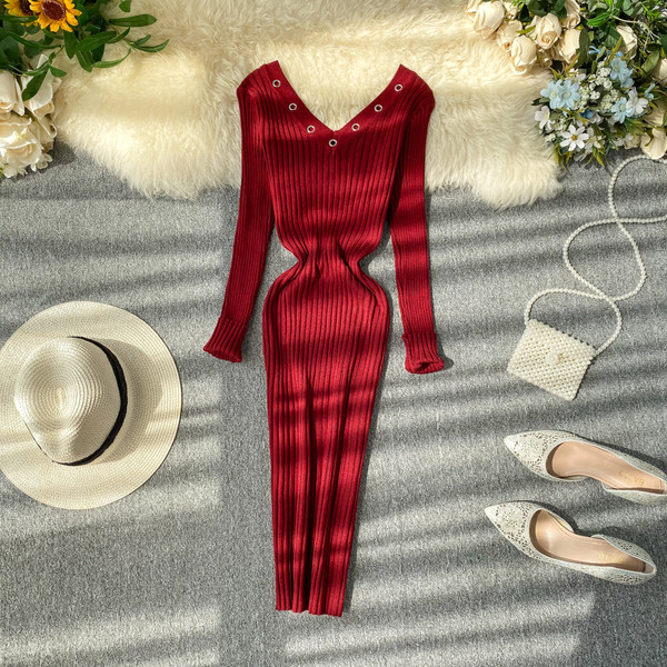 Női alkalmi ruha V-nyakkal és fém elemmel