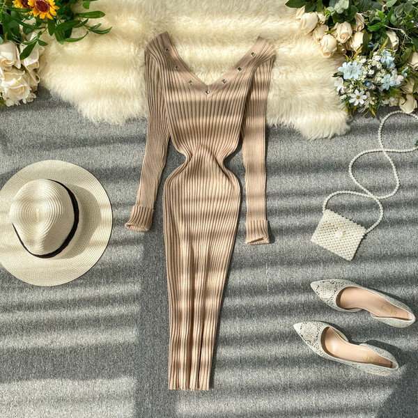 Női alkalmi ruha V-nyakkal és fém elemmel