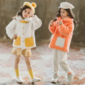 Új modell gyerekkabát lányoknak, zsebekkel és gombokkal, két színben