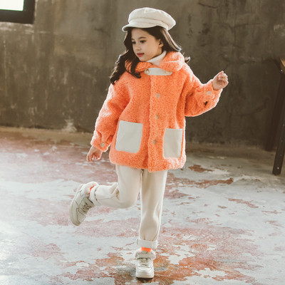 Új modell gyerekkabát lányoknak, zsebekkel és gombokkal, két színben