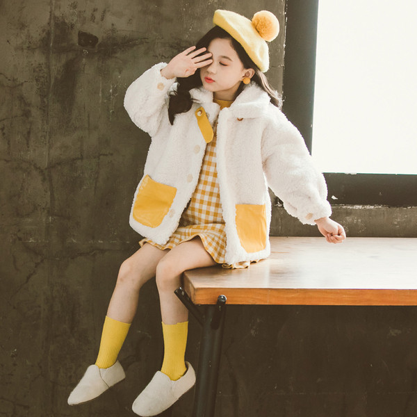 Új modell gyerekkabát lányoknak, zsebekkel és gombokkal, két színben