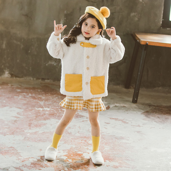 Új modell gyerekkabát lányoknak, zsebekkel és gombokkal, két színben