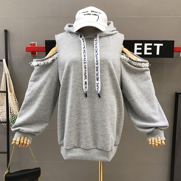 Női sportpulóver kapucnival és csupasz vállú szürke színben