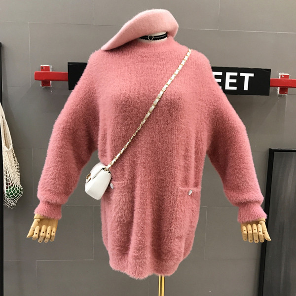 Női pehelypulóver széles modell rózsaszín és fehér színben