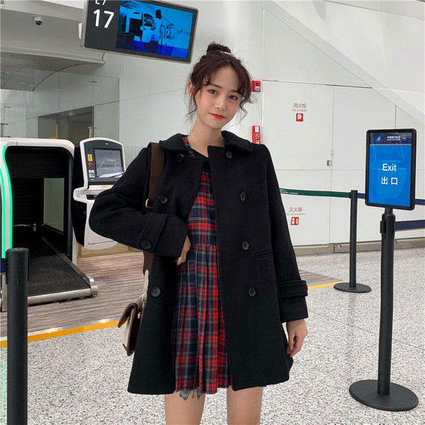 Modern női kabát két színben, gombokkal és zsebekkel